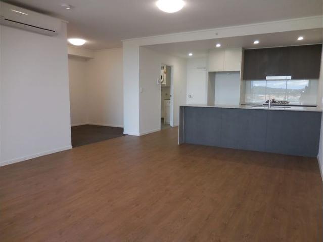 LUXURY NEAR NEW 1 BED PLUS STUDY/RETREAT