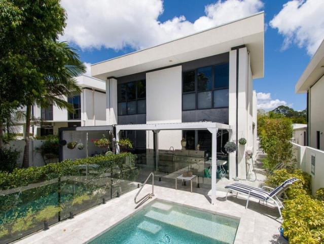 Luxury & Sophistication in Sanctuary Cove complete with private pool