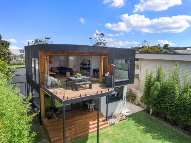 LUXURY & SOPHISTICATION WITH STUNNING SEA VIEWS