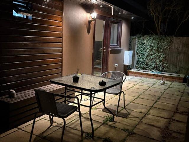 Luxury Self Contained Garden Studio in Mapesbury