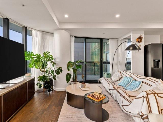 Luxury Sky High Living with Panoramic Melbourne Views