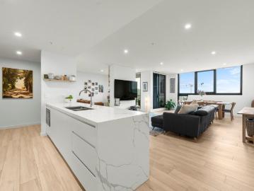 Luxury Sky Home Living with Expansive Water Views