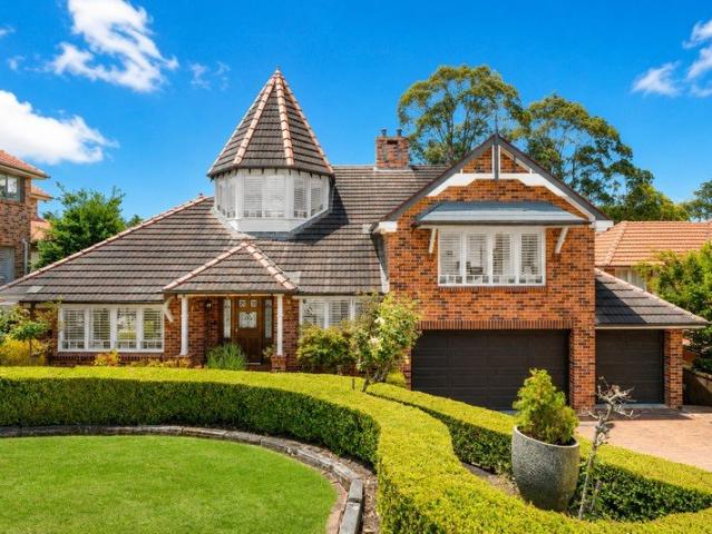 Exceptional Binet Built Home in the Prestigious Sandhurst Estate
