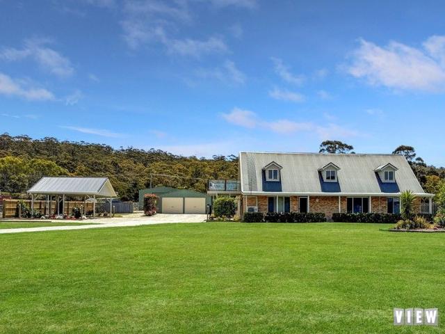 Luxury, Space & Self Sufficiency in Moulting Bay!
