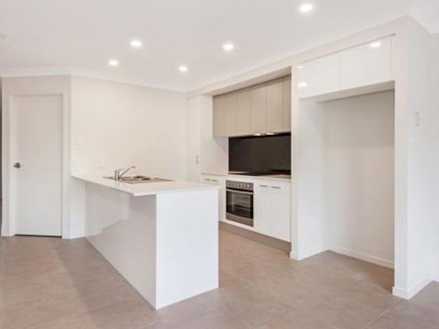 Luxury Springfield Townhouse Stand Alone Unit for rent !