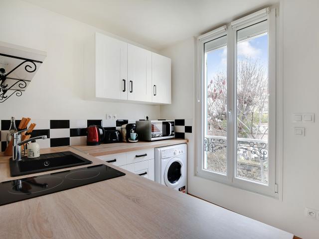 Luxury studio near the metro at the gates of Paris