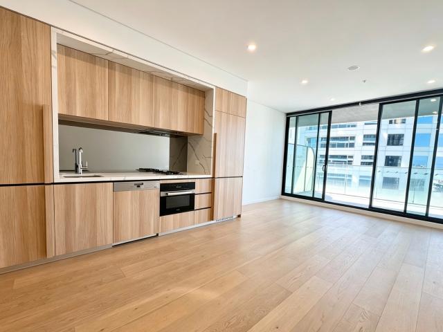 Luxury Studio + Study in The Landmark | Metro, Train & Premium Resort Style Living