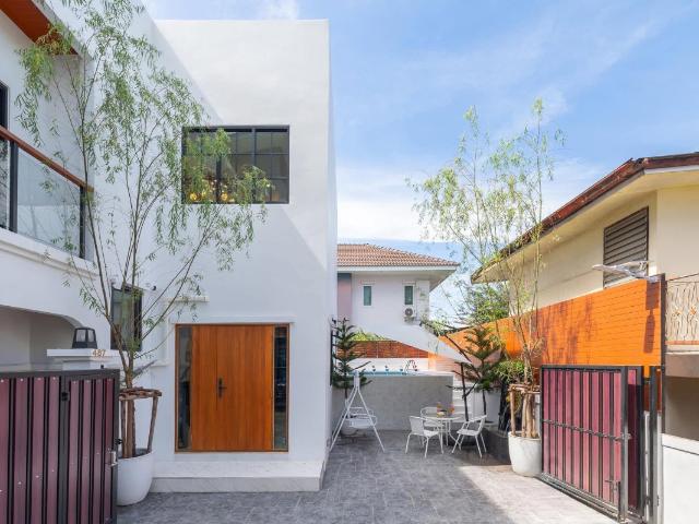 Luxury pool villa for rent, beautiful location, Huai Khwang Ladprao 80