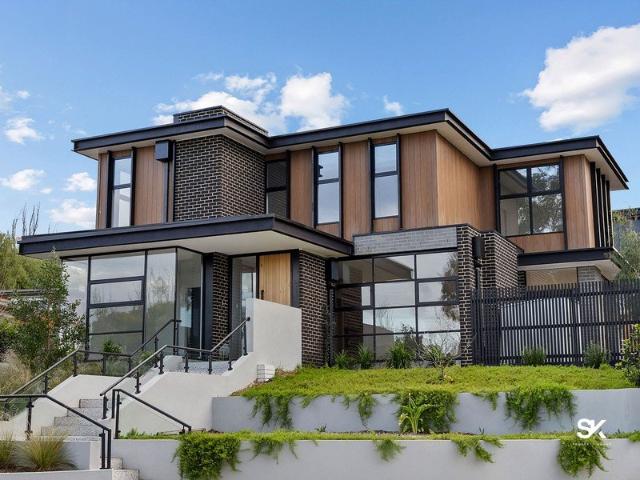 Luxury Parkside Family Living in Prestigious Ivanhoe