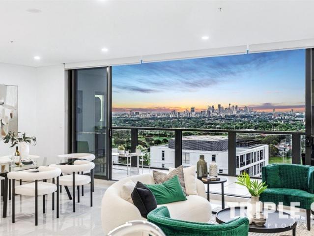 Luxury Penthouse Featuring Panoramic City Skyline and Ocean Views