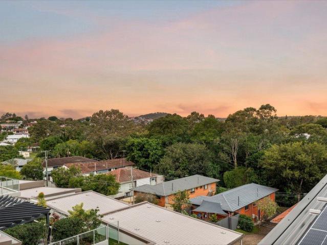 Luxury Penthouse in Greenslopes, Pool Maintenance Included