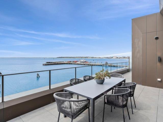 Luxury Penthouse Living With Panoramic Bay Views