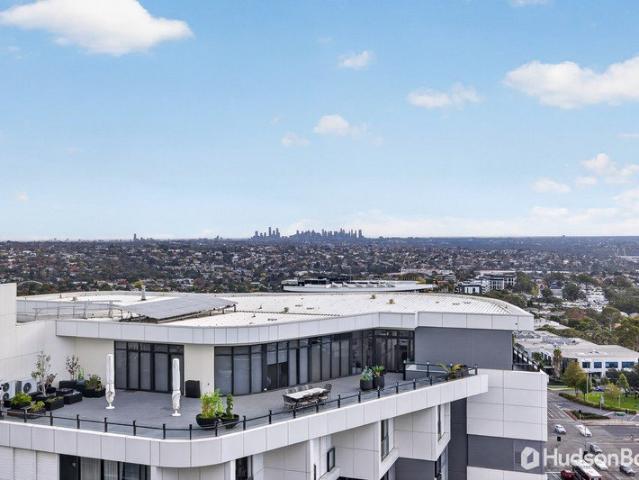 Luxury Penthouse Living with Panoramic City Views