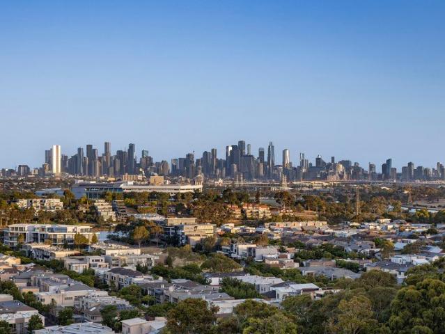 LUXURY PENTHOUSE WITH 5 SECURE CAR SPACES & BREATHTAKING CITY VIEWS