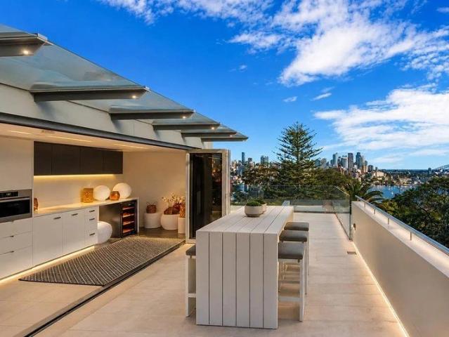 LUXURY PENTHOUSE WITH HARBOUR BRIDGE VIEWS!