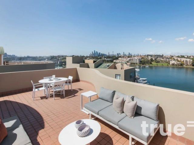 LUXURIOUS PENTHOUSE WITH SWEEPING HARBOUR AND CITYVIEWS