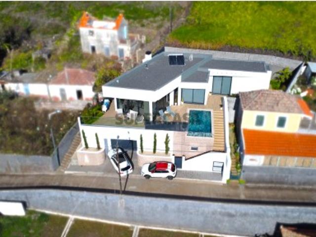 LUXURY PROPERTIE Moradia Contemporânea T3 Arco da Calheta | Primeira Linha do Mar