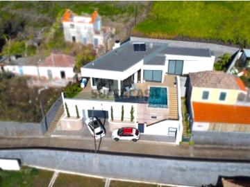 LUXURY PROPERTIE Moradia Contemporânea T3 Arco da Calheta | Primeira Linha do Mar