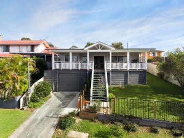 Luxury Queenslander with Stunning River & Golf Course Views