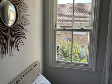 Luxury room close to the heart of London Has a Place