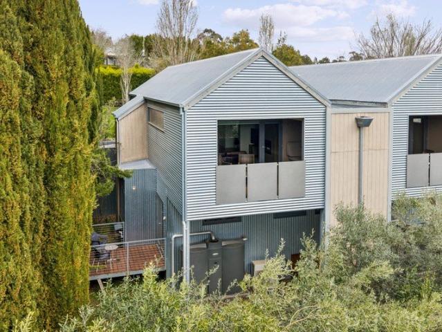 Luxury Retreat with Flexible Living Options Just 5 Minutes from Daylesford
