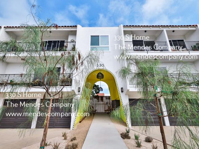 Luxury Renovated 2 bd/ 2 bth Luxury Apartment Home w/ Balcony & Ocean Views! ✨Join us for an Open House on 9/12/2026 from 3pm 5pm ✨