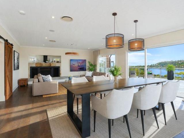 LUXURY RESIDENCE WITH BREATHTAKING LAKE & OCEAN VIEWS!