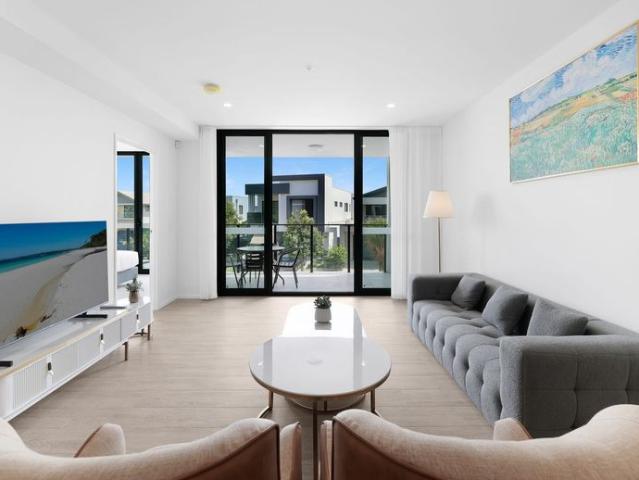 Luxury Resort Living Week by Week Furnished 3 Bedroom Apartment at Hope Island Resort