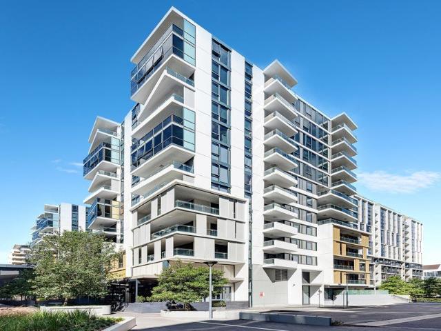 LUXURY RESORT STYLE LIVING IN THE HEART OF MASCOT OVERSIZED DESIGNER APARTMENTS AVAILABLE NOW!
