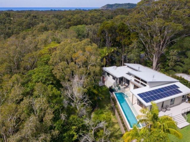 LUXURY Resort Villa Suffolk Park: pool, forest, walk to beach, 1 min to shops