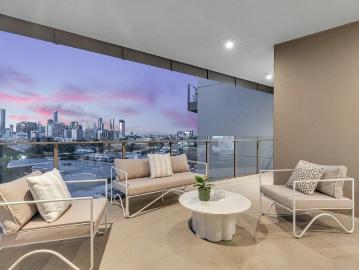 Luxury Riverside Apartment with Exceptional Lifestyle Appeal