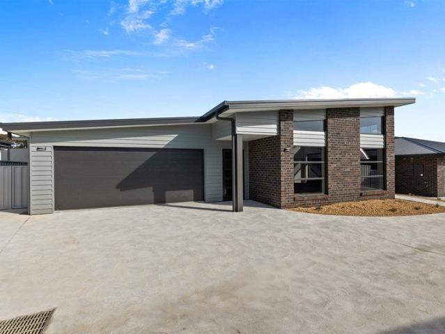 Luxury Riverside Living in an Exclusive Gated Community