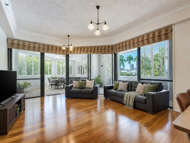 Luxury Riverside Living in Kangaroo Point