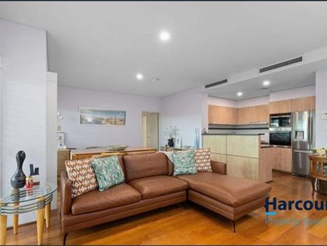 Luxury Riverside Living Opposite Royal Perth Golf Club