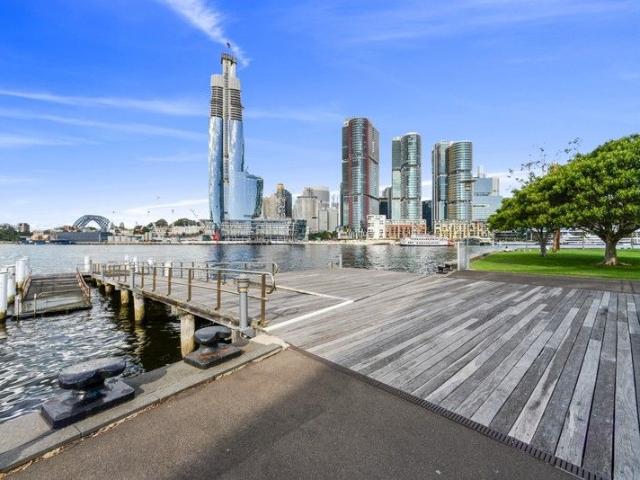 Luxury waterfront 2bed 2bath 1car space apartment please call Patty 0402315096