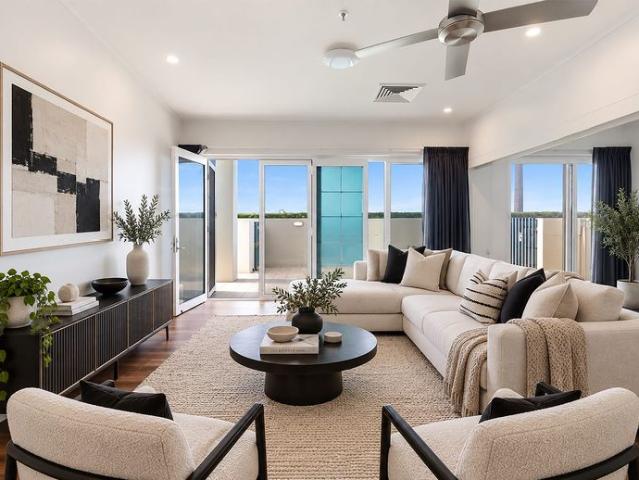 Luxury Waterfront Villa with Uninterrupted Broadwater Views!