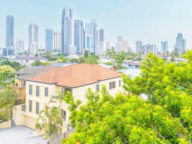 Luxury Waterfront Villa in the Heart of Surfers Paradise – 357m² of Elegance & Serenity
