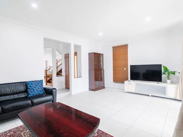 Luxury Waterfront Villa in the Heart of Surfers Paradise – 357m² of Elegance & Serenity