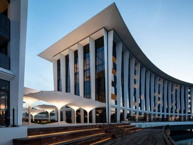 Luxury Waterfront Apartment in Award Winning Marina Concourse