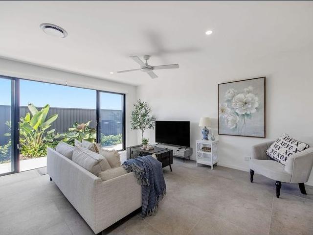 Luxury Waterfront Living in the Heart of Hope Island Fully Furnished