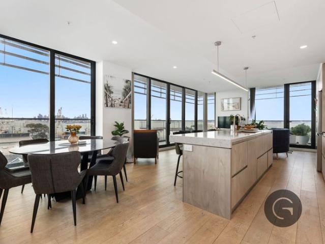 Luxury Waterfront Living with Spectacular Bay & CBD Views