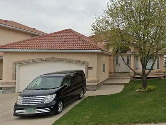 Luxury Walkout Bungalow Backing Directly onto Hamptons Golf Course | 2+2 Beds |