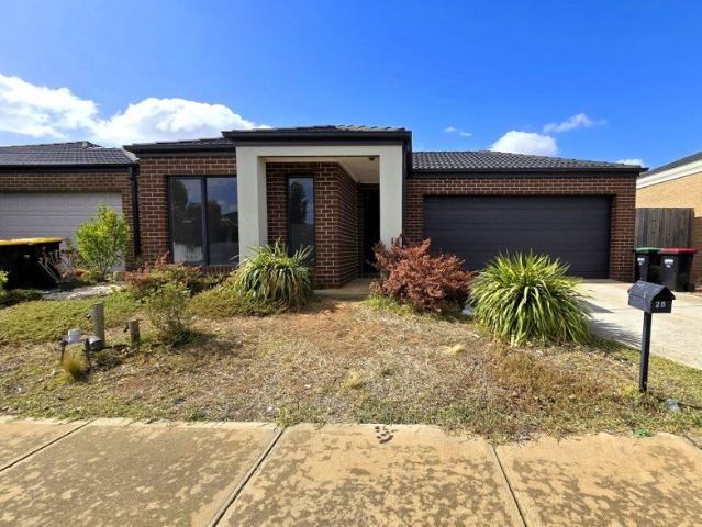 Luxury & well maintained 4 Bedroom House in prime location of Toolern Waters Estate For Sale