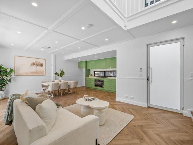 Luxury townhouse minutes to The Entrance beach, cafes and shopping