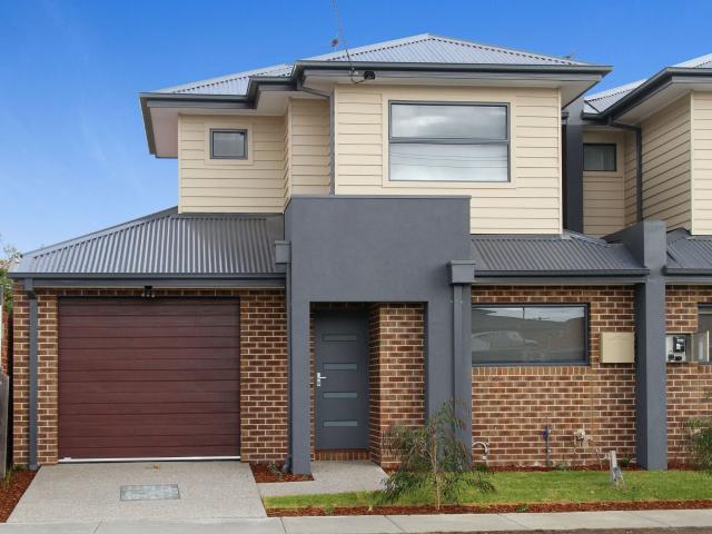 LUXURY TOWNHOUSE, IDEAL LOCATION