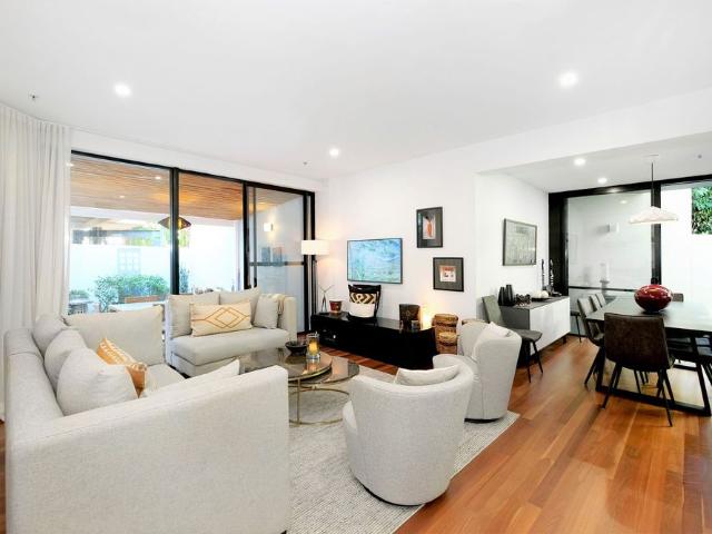 Luxury Townhouse in Exclusive Golf Course Setting