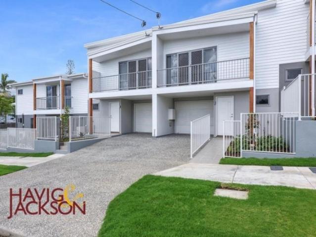 LUXURY TOWNHOUSE IN GREAT LOCATION
