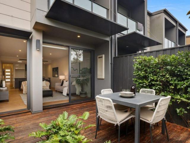 Luxury Townhouse In The Heart Of Warriewood