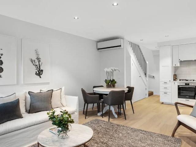Luxury Townhouse in the Heart of Carnegie *Fully Furnished