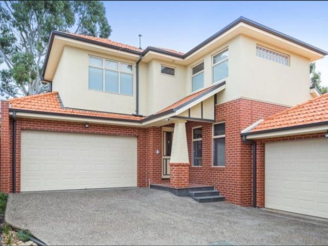 Luxury townhouse living with space, style & sophistication!